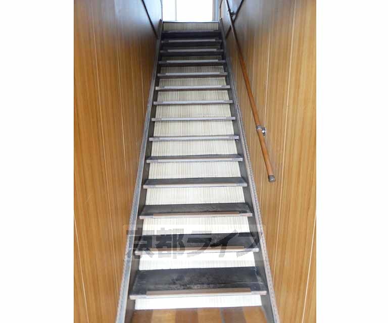 その他部屋・スペース　玄関からの階段です