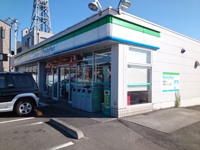 コンビニ　ファミリーマート南梅本店様（コンビニ）まで500m