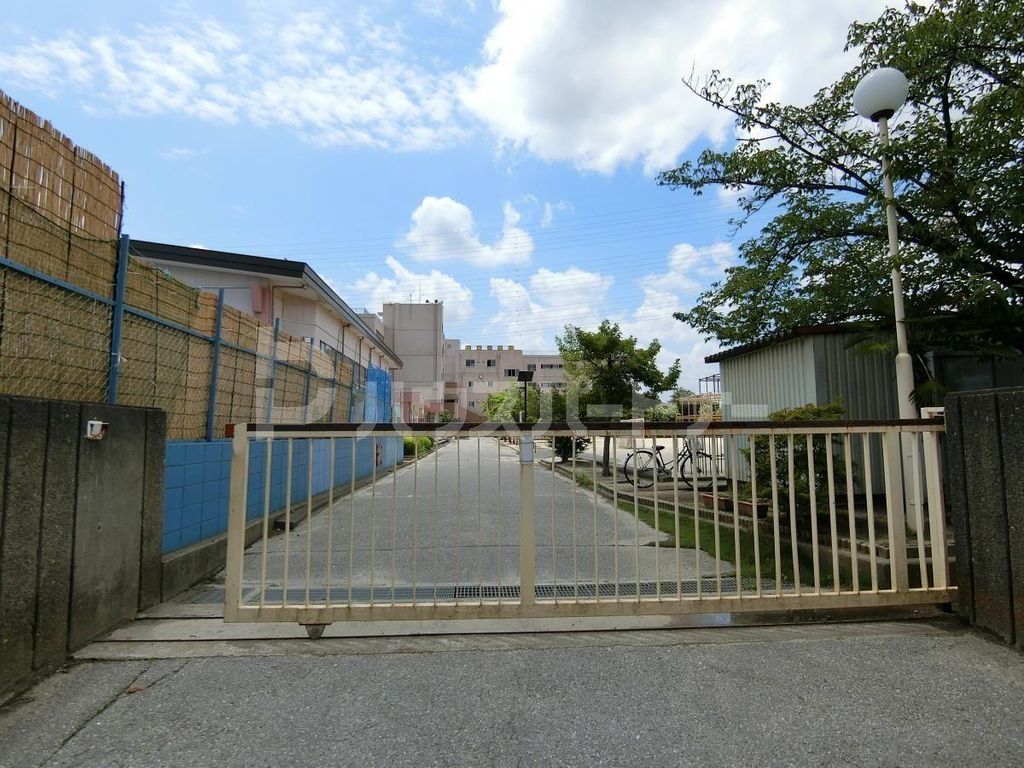 小学校　越谷市立宮本小学校（小学校）まで420m