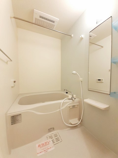 バス・シャワールーム　落ち着いた空間のお風呂です