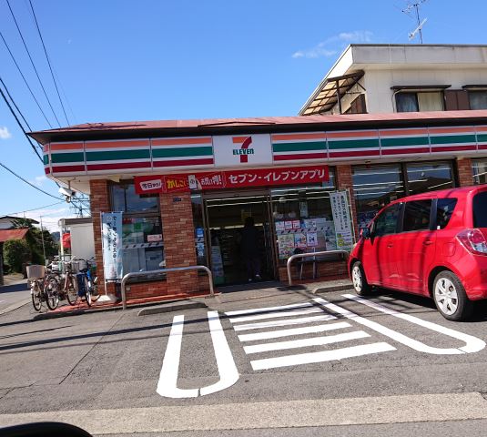 コンビニ　セブンイレブン（コンビニ）まで620m