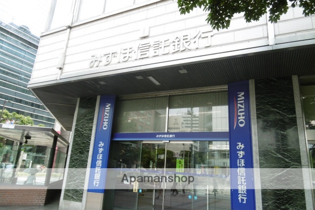 銀行　みずほ信託銀行（銀行）まで493m