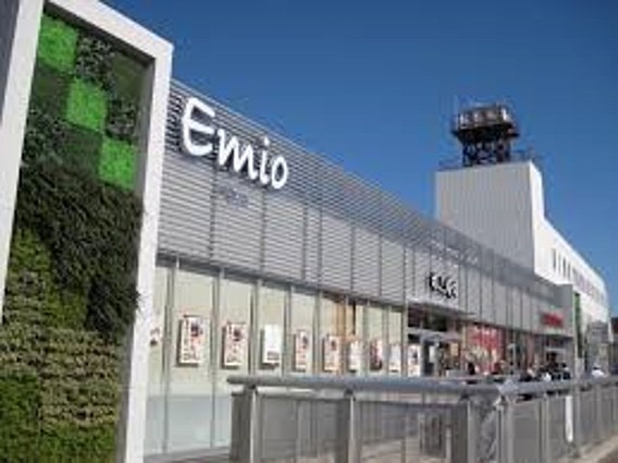 ショッピングセンター　Emio富士見台（ショッピングセンター）まで518m