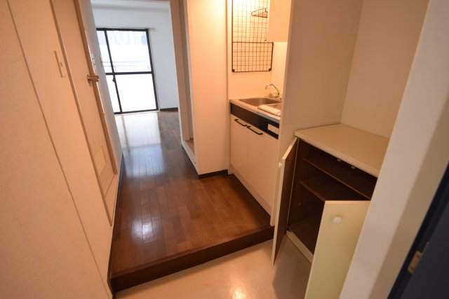 その他　玄関から室内