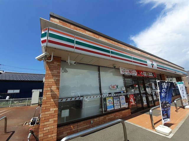 コンビニ　セブンイレブン亀田曙店（コンビニ）まで700m