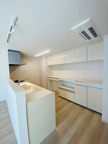 キッチン　※参考写真　調理スペース、収納が充実したシステムキッチン