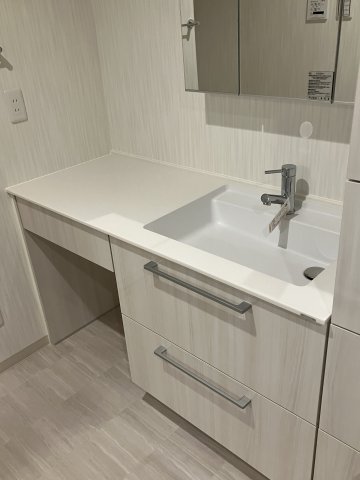 洗面設備　メイクもはかどる機能的な化粧台