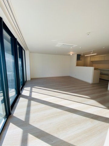 居室・リビング　※参考写真　木目の美しい開放的な空間