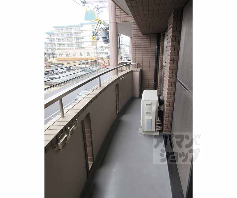 バルコニー　たくさん洗濯物干せそうです・