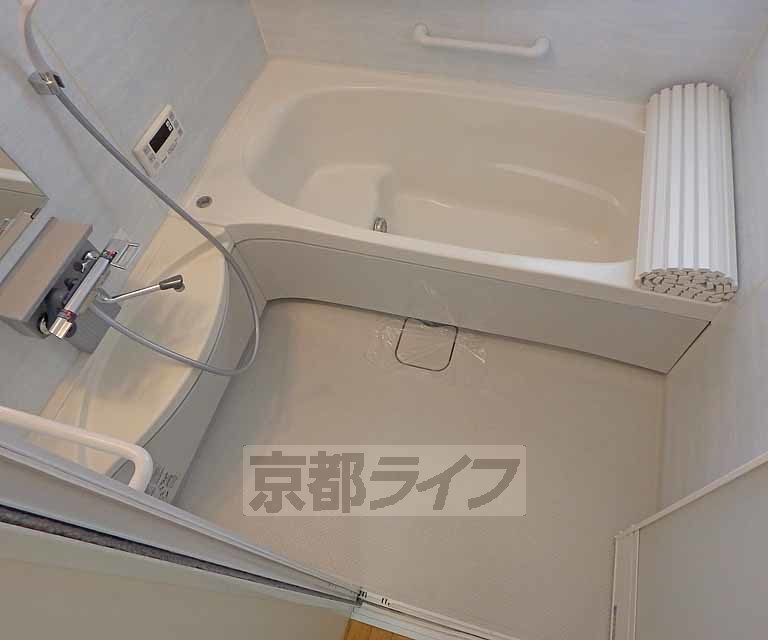 バス・シャワールーム　広々としたバリアフリーの浴室です。