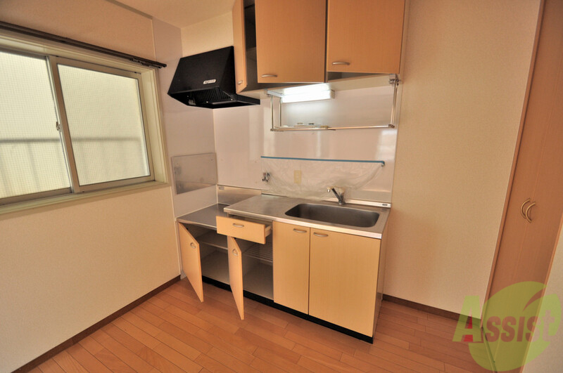 庭　キッチンは収納も大事ですが横の窓も換気を手伝いますやるなー