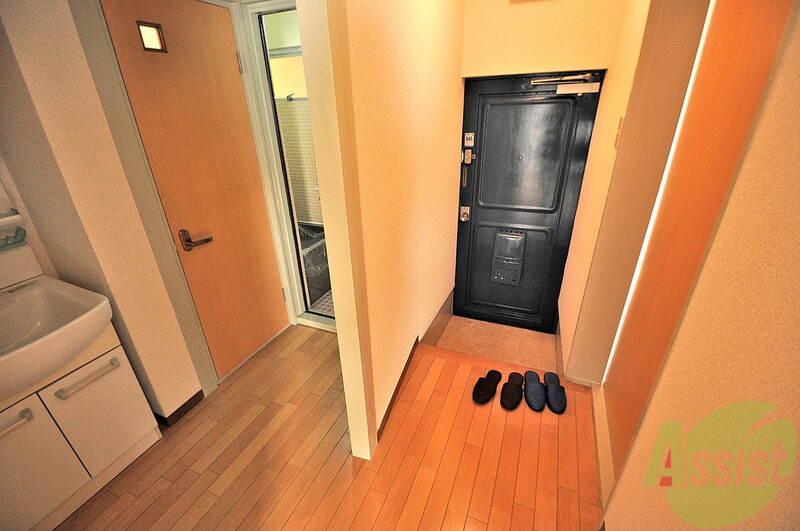 玄関　玄関入ってからの水廻りは見えない角度に設置。やりますねーハイ