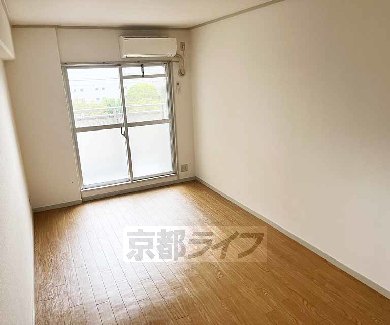 居室・リビング　ひろびろとした居室です。ゆったりくつろげますね。