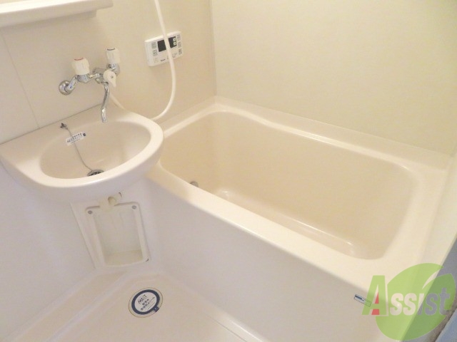 バス・シャワールーム　こちらはお風呂。一日の疲れをここで癒してください。