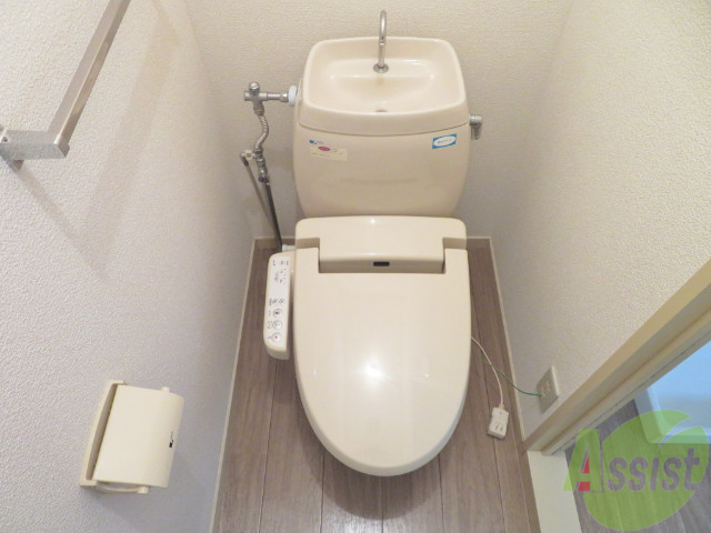 トイレ　ウォシュレット機能がついたトイレです。安心して使用できますね