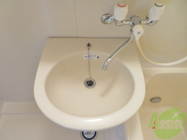 洗面設備　洗面台があるので、朝の準備などに助かります。
