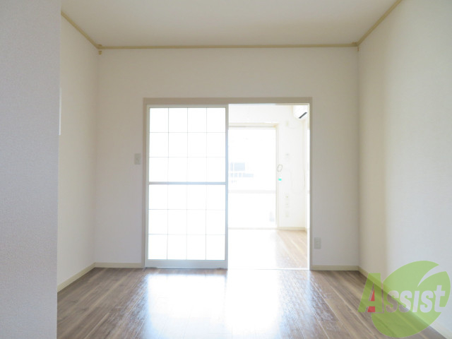 居室・リビング　リビングはこんな感じです。窓が大きくてよく陽が入ってきます。