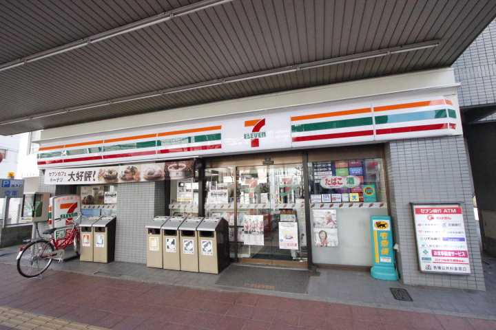 コンビニ　セブンイレブン（コンビニ）まで540m