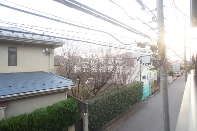 眺望　バルコニーからの景色です！圧迫感がないので暮らしやすい♪