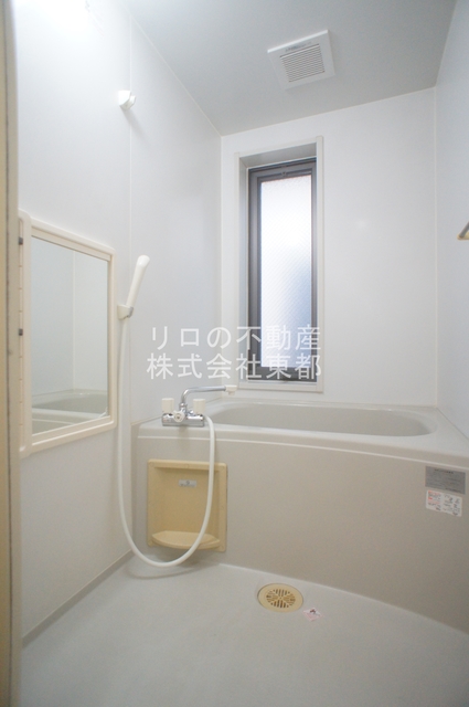 バス・シャワールーム　窓付きのバスルーム♪換気もできて気持ちいいですね♪