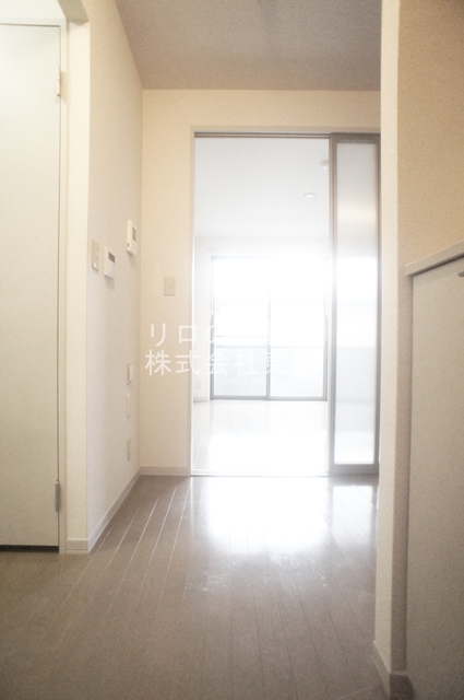 玄関　玄関には下駄箱があるのでスッキリとした空間を保てます