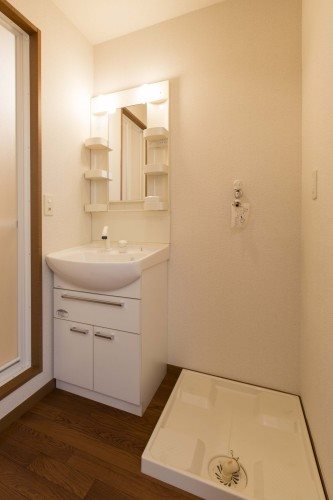 洗面設備　独立洗面台完備、室内洗濯機置き場あり