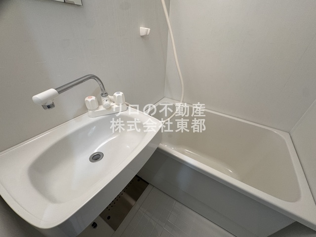 バス・シャワールーム　洗面ボールと一体型のバスルームです♪