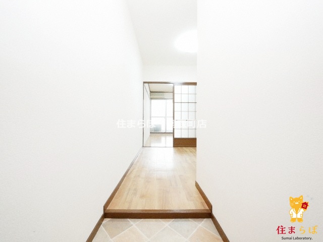 玄関　「気になったら、LINEで気軽に相談できますよ。」