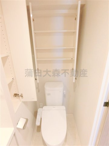 トイレ　棚収納と温水洗浄便座付きのトイレ