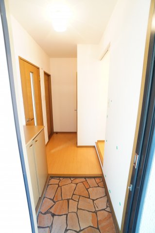 玄関　※同物件・反転タイプの写真です。