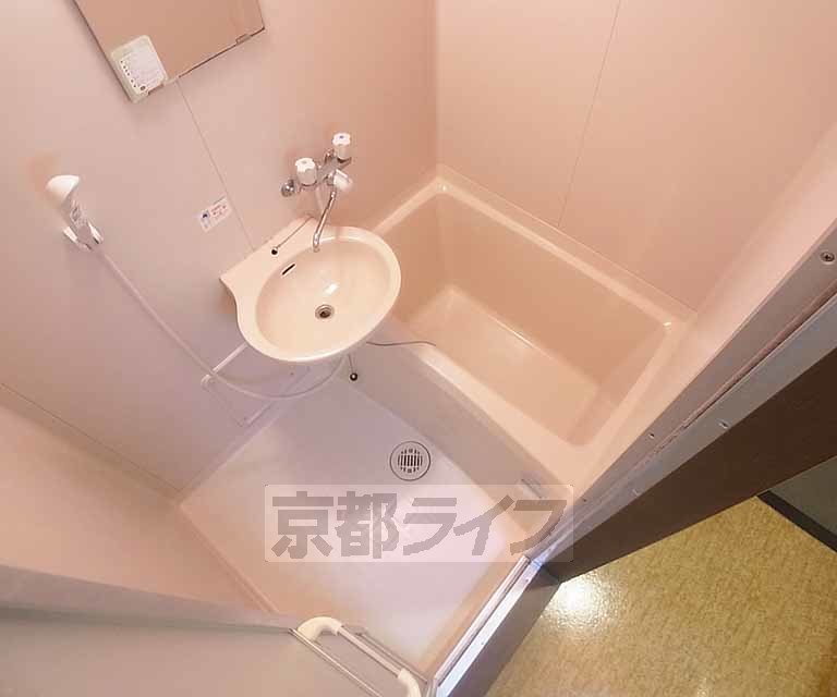 バス・シャワールーム　洗面所の付いた浴室です。