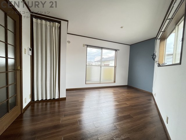 居室・リビング　床色が落ち着いた色合いで綺麗です♪