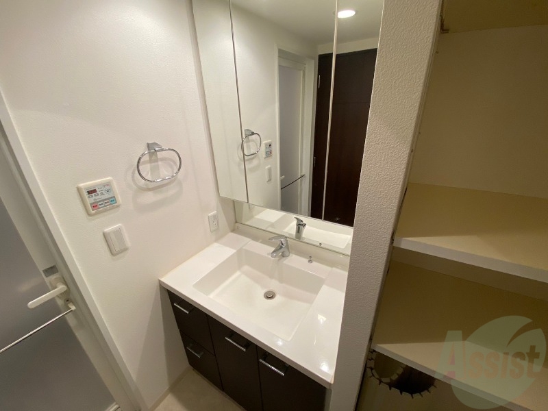 洗面設備　大きくて使いやすそうな独立洗面台になっています。