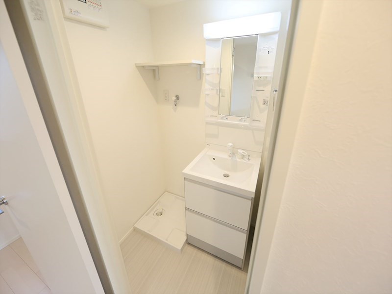 洗面設備　脱衣所　独立洗面台（シャンプードレッサー付）収納スペース有