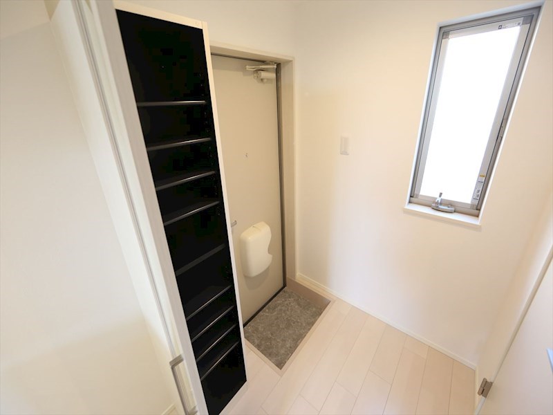 玄関　玄関　シューズボックス付（収納充実してます）