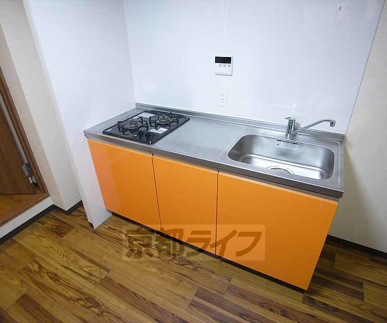 キッチン　オレンジ色のキッチンです。