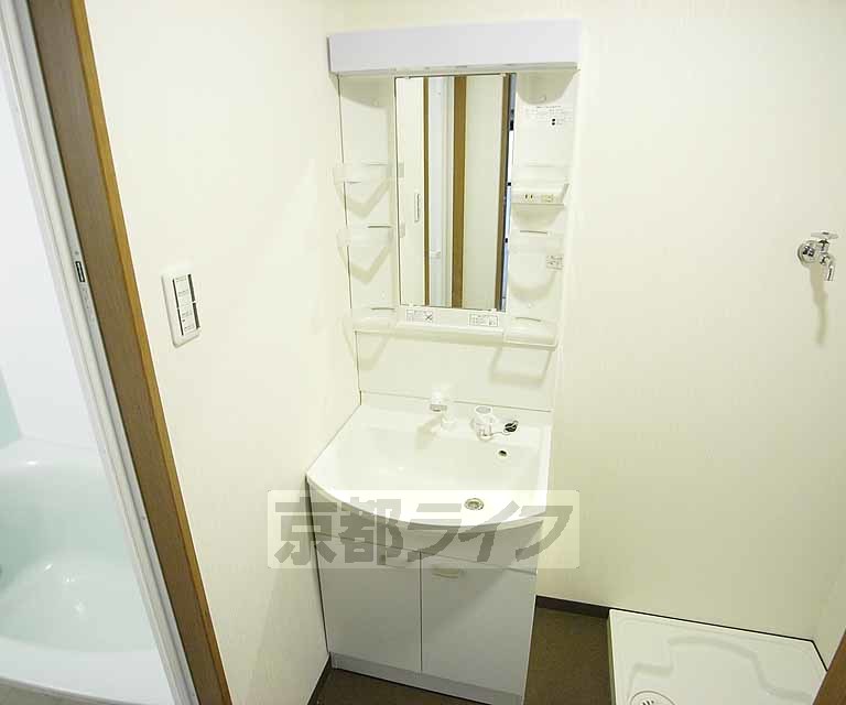 洗面設備　独立した洗面台もございます。