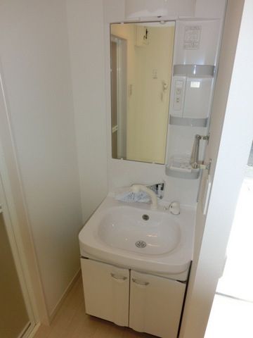 洗面設備　朝の支度に便利な独立洗面台