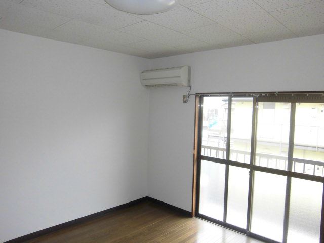 居室・リビング　エアコン一台付きですよ。