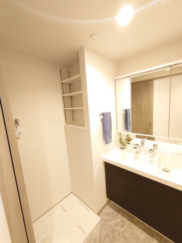 洗面設備　身支度に便利な独立洗面化粧台