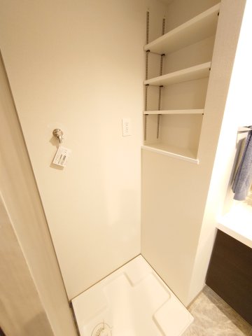 その他　室内洗濯機置き場、上部には棚洗剤入れ等に便利な棚