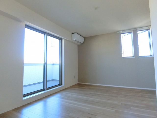 居室・リビング　★３方向角部屋★