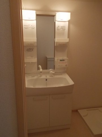 洗面設備　ゆったりとスペースのある洗面所