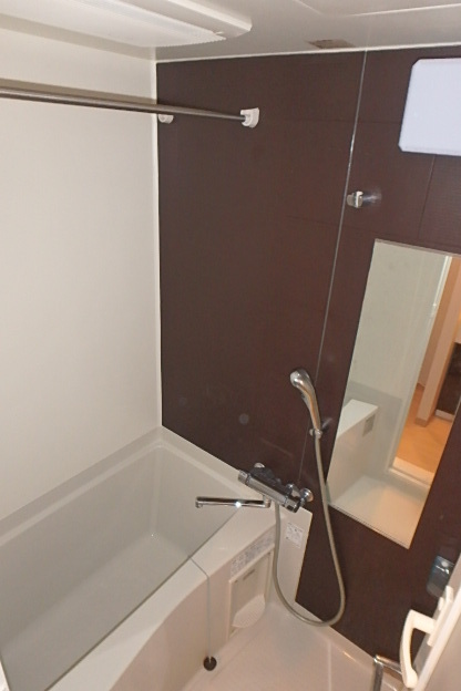 バス・シャワールーム　浴室乾燥機付きのバスルーム