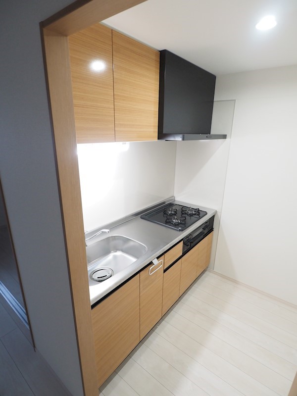 キッチン　収納も広く3口コンロ付き、料理の幅も広がりますね