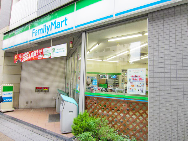 コンビニ　ファミリーマート三軒茶屋駅南口店（コンビニ）まで9m