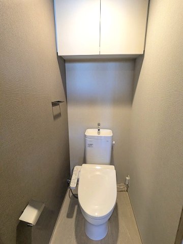 トイレ　洗面室と独立した温水洗浄便座です