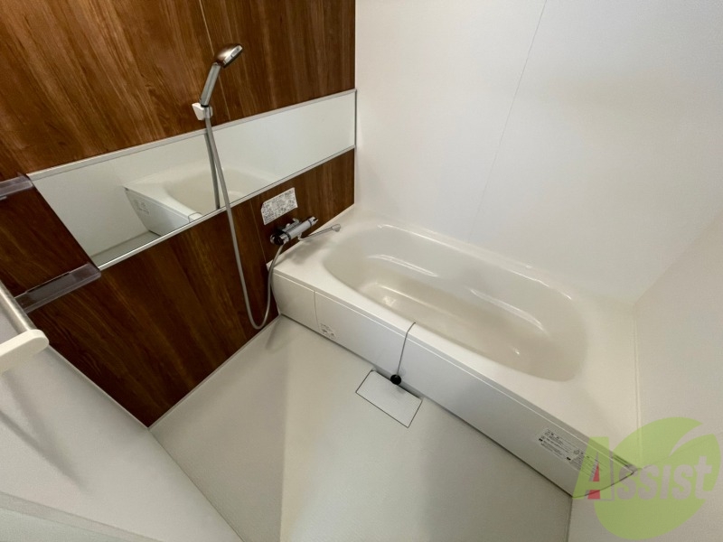 バス・シャワールーム　広々したお風呂で快適にくつろげそうです。