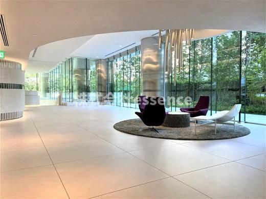 ロビー　弊社ではオンライン対応・現地対応可能です♪