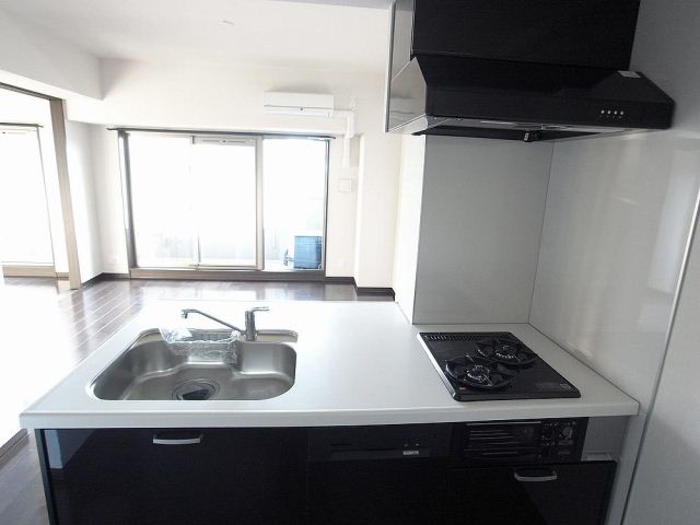 キッチン　２口ガスコンロ付きのシステムキッチンです。